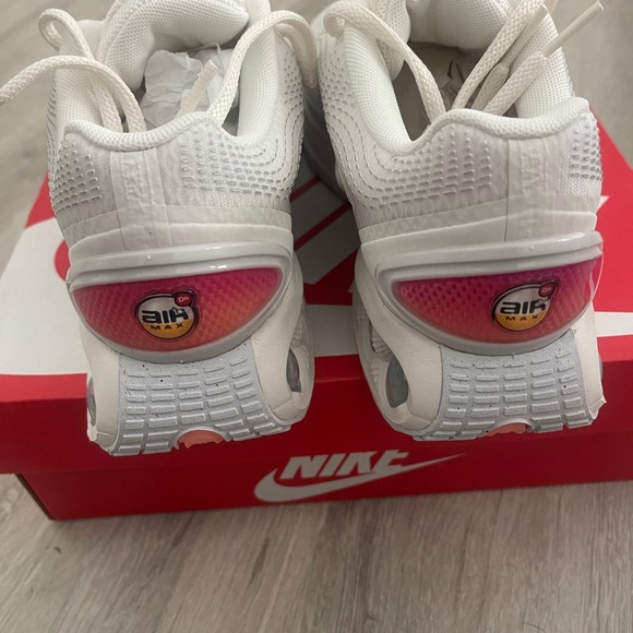 NIKE Women's Air Max DN Shoes - SIZE 8 - NEW - Picture 4 of 7